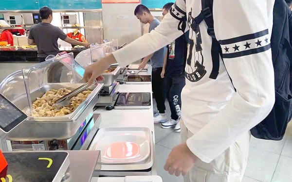 稱重自助餐走進學(xué)校 讓人抵抗不了的自助餐模式！